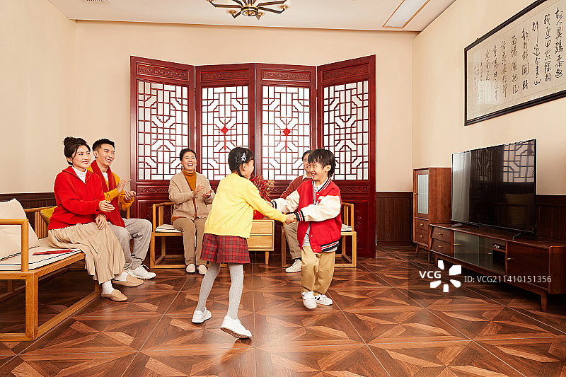 一家六口在客厅里自娱自乐图片素材