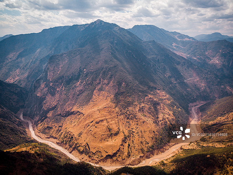 中国四川凉山州河谷的航拍风光图片素材