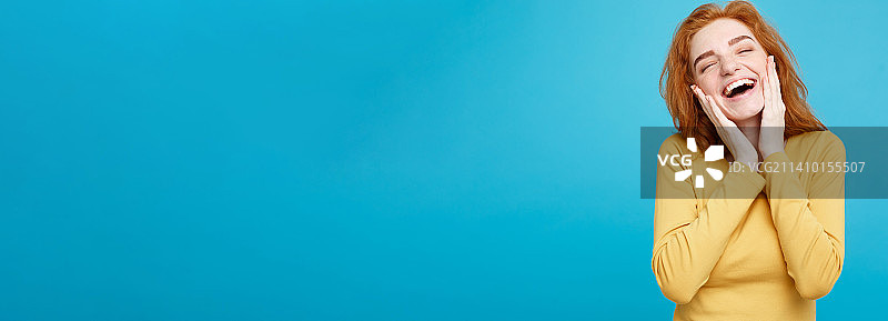 生活方式概念 - 快乐的红发女孩肖像图片素材