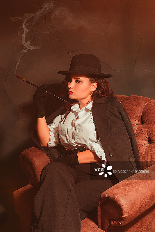 黑色电影风格年轻女性肖像图片素材