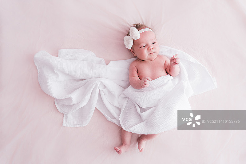 宝宝躺在床上高角度视图图片素材