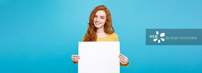 商业概念：年轻漂亮的姜发女性肖像图片素材