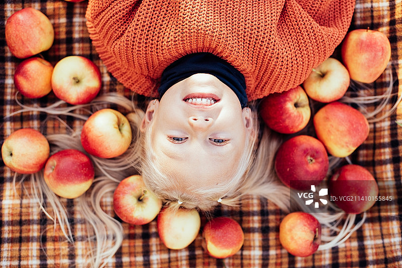 秋天农场里摘苹果的孩子图片素材