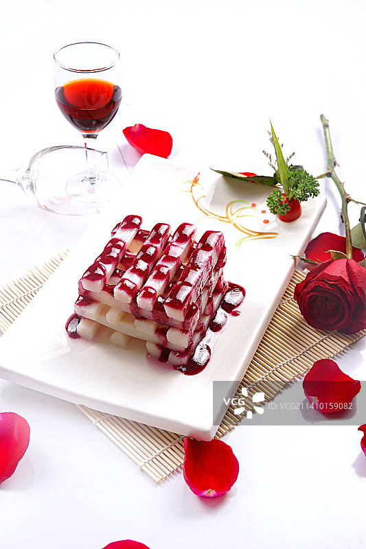 瓷盘装的蓝莓山药图片素材