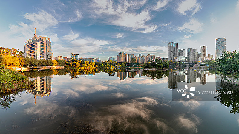 蓝天白云下的银河公园图片素材