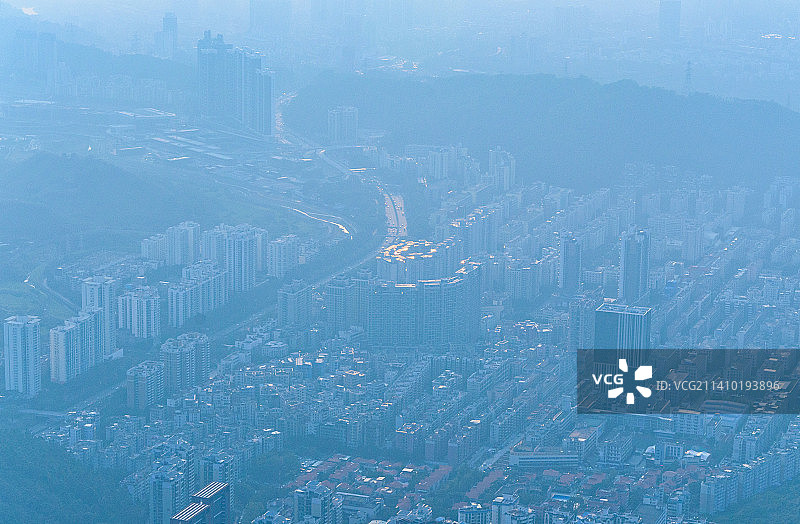深圳梧桐山顶俯瞰城市建筑群全景风光图片素材