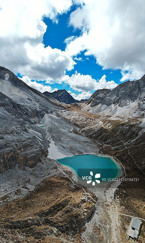 稻城亚丁牛奶海蓝天白云航拍图片素材