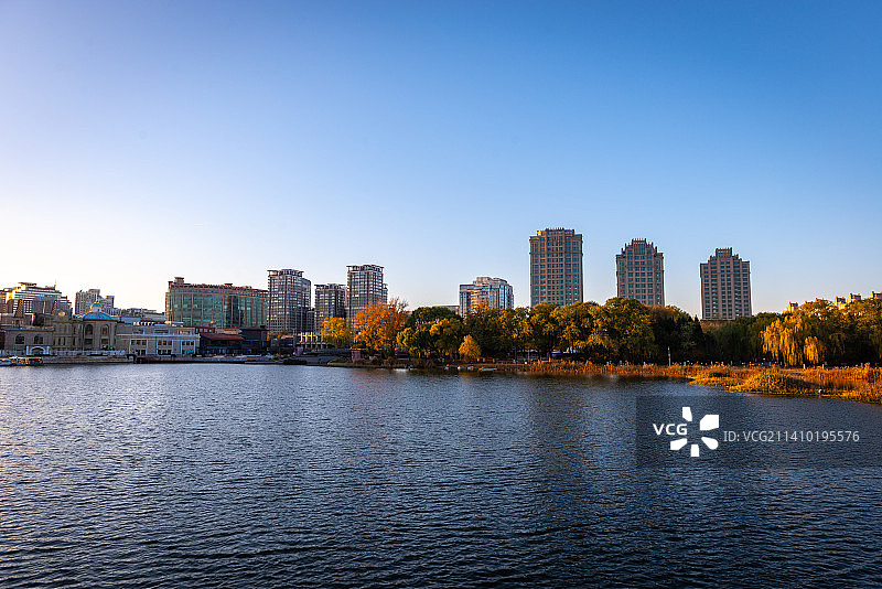 北京朝阳公园蓝色港湾秋天天空湖面图片素材