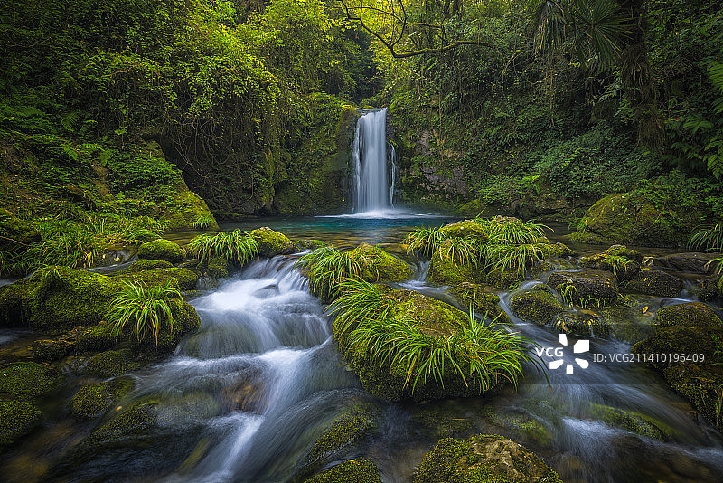 四川成都都江堰青城山后山森林中的财神瀑布溪流图片素材