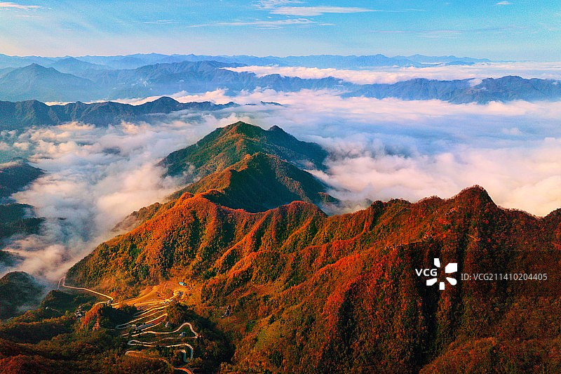 航拍陕西省岚皋县全胜寨秋日云海风光图片素材