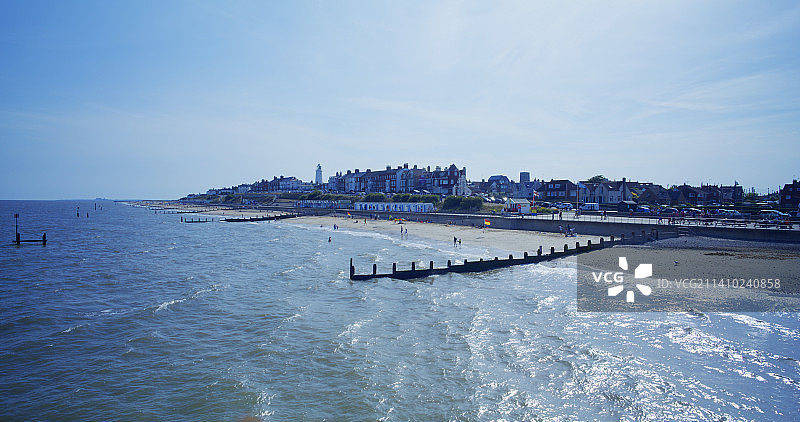 索斯沃尔德镇和灯塔的景色，海浪拍打着海滩图片素材
