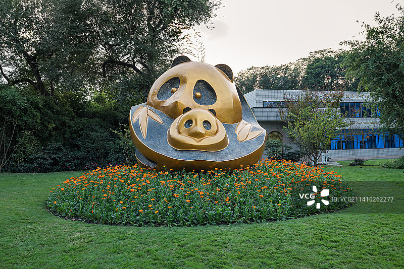 成都大熊猫繁育研究基地熊猫雕塑白昼黄昏图片素材