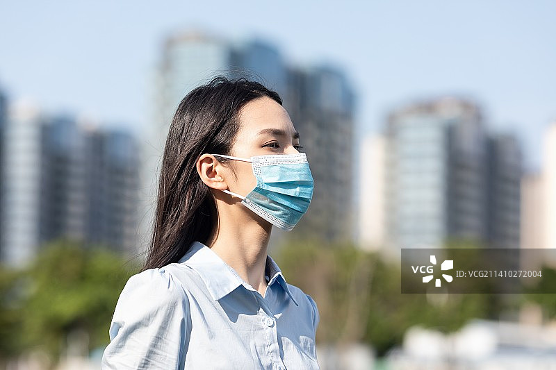 户外一名戴口罩的年轻女性图片素材