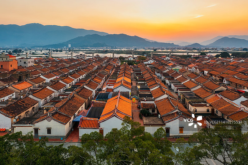 中国传统村落福建省漳州市龙海市龙海区埭美古村民居埭美水乡（闽南周庄）古厝燕尾脊春季黄昏时分户外航拍图片素材