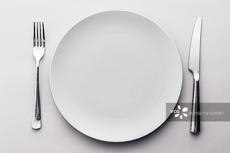 白色背景上的空盘餐具样机图片素材
