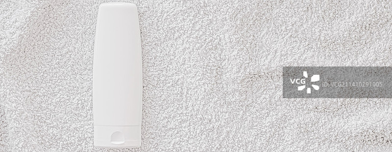 白色毛巾上的化妆品容器瓶产品模型图片素材