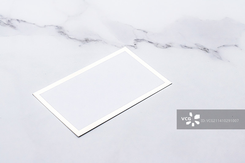大理石背景上的时尚名片或邀请函样机图片素材