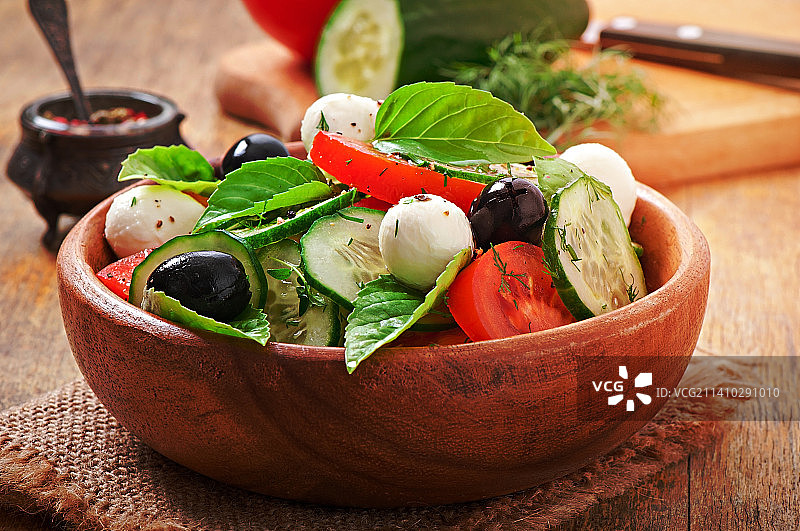 桌子上碗里的食物特写图片素材