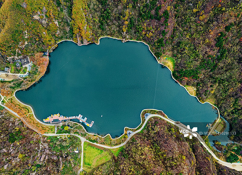 秋季西安秦岭翠华山堰塞湖风光图片素材