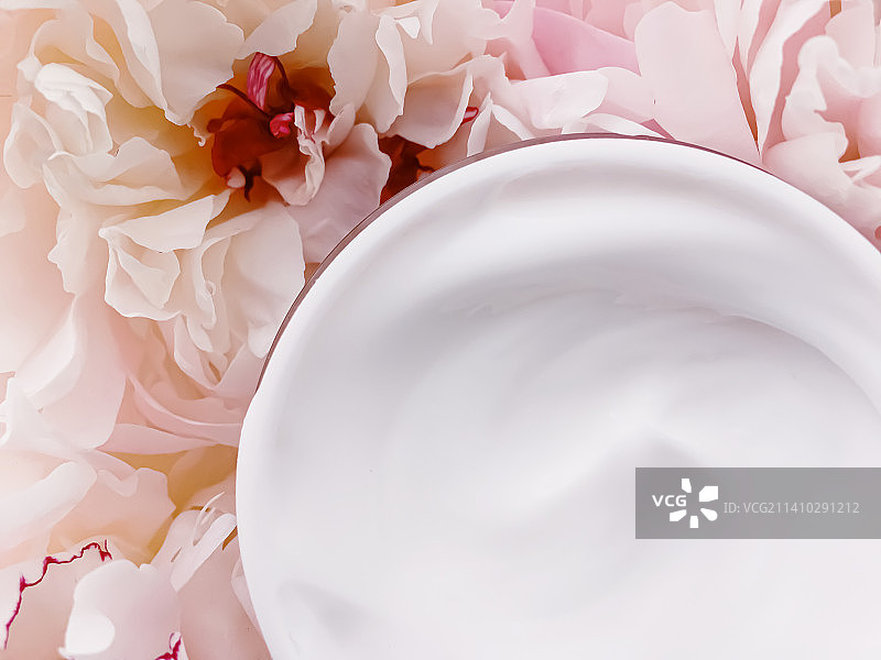 花卉背景上的奢华护肤面霜图片素材