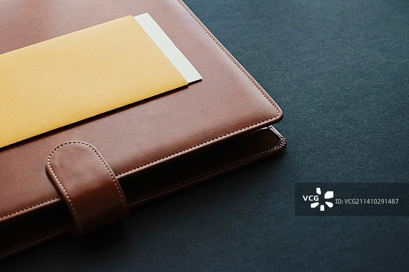 办公桌与公文包和名片，金融与经济图片素材