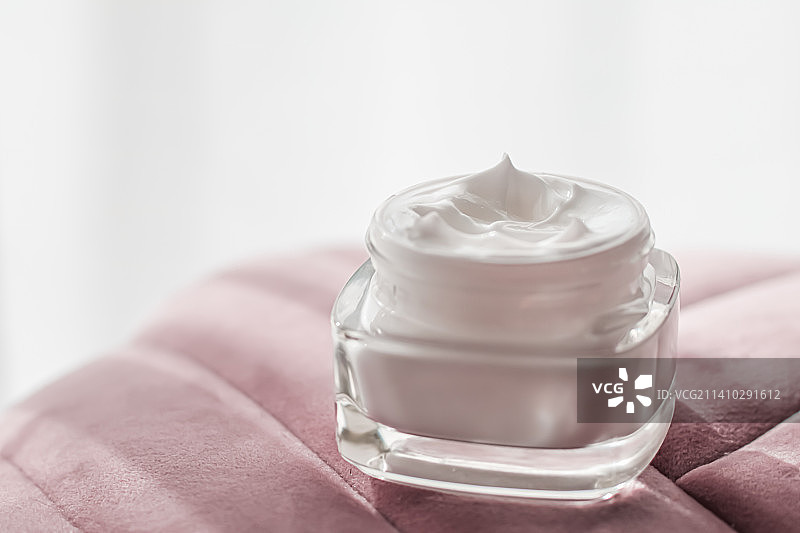 罐装面霜保湿霜，奢华护肤化妆品和有机产品图片素材