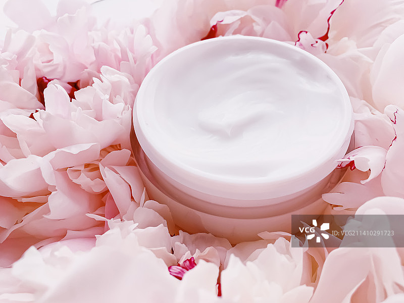 花卉背景上的奢华护肤面霜图片素材