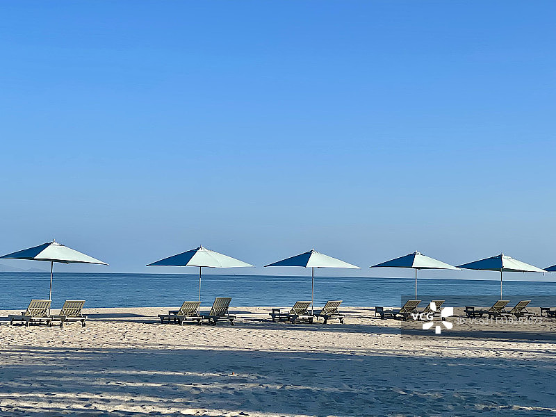 马来西亚兰卡威的晴朗蓝天下海滩美景图片素材