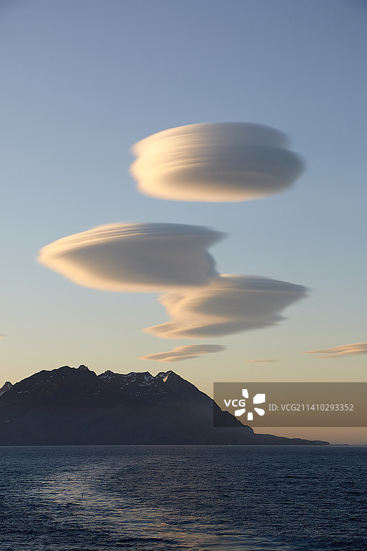 南乔治亚和南桑威奇群岛日落时分的海景图片素材
