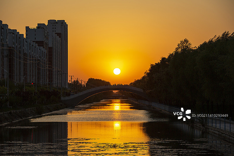夕阳下的雄安新区安新县滨河公园的石拱桥图片素材