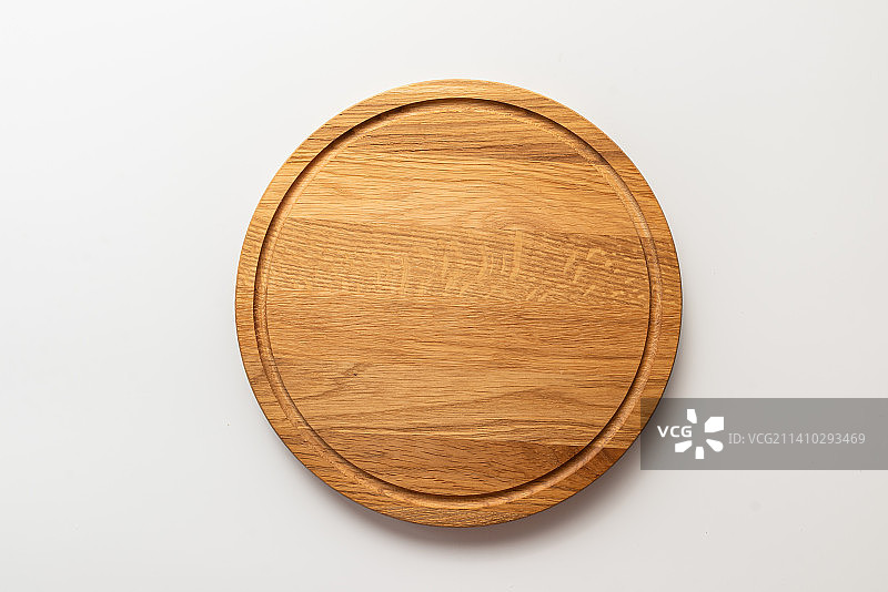 白色背景上的空木制圆形砧板图片素材
