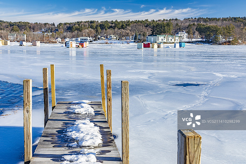 新罕布什尔州梅雷迪思的冰冻湖泊风光图片素材