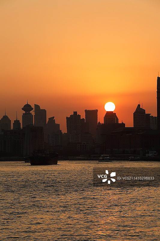 日落时分，海边建筑的剪影映衬着天空图片素材