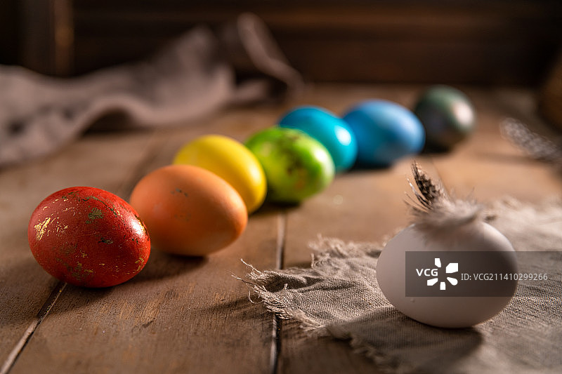 木质背景上的彩色复活节彩蛋图片素材