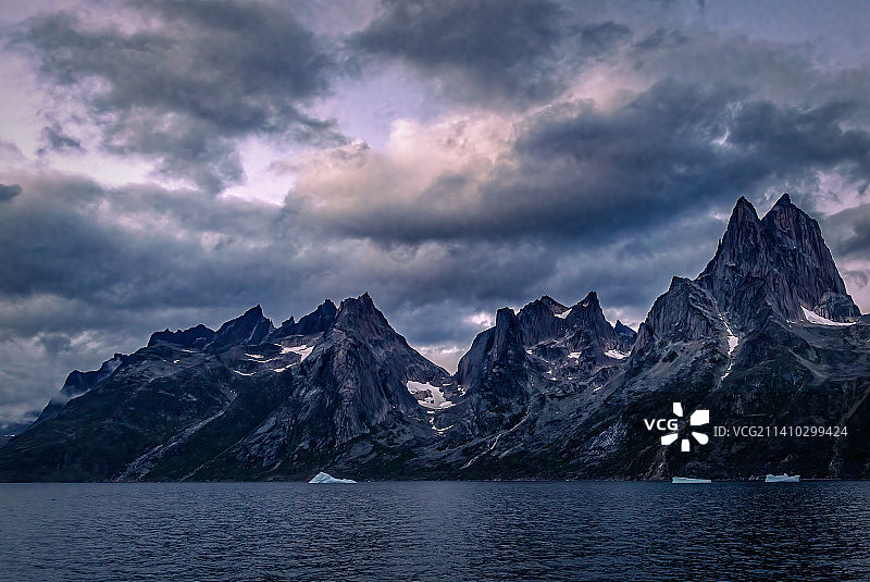 格陵兰岛壮丽的海山景色图片素材