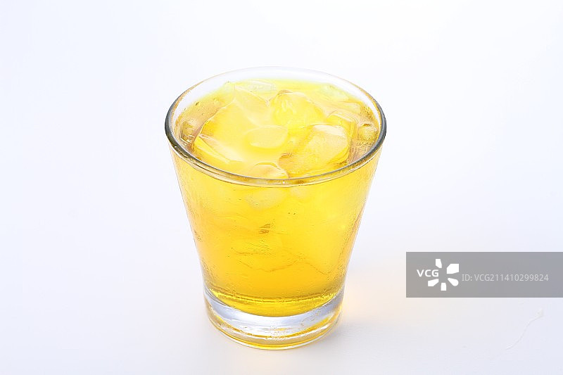 印度尼西亚勿加泗，白色背景下的饮品特写图片素材