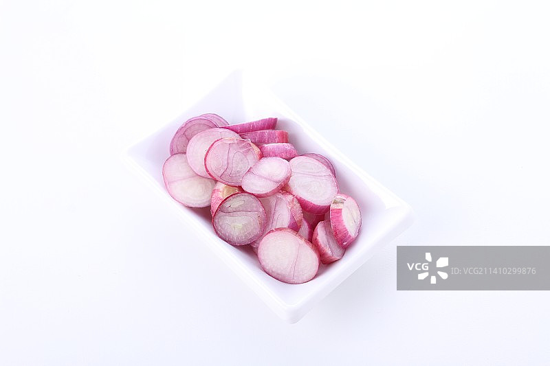 白色背景下盘子里面的粉色洋葱特写，印度尼西亚勿加泗图片素材