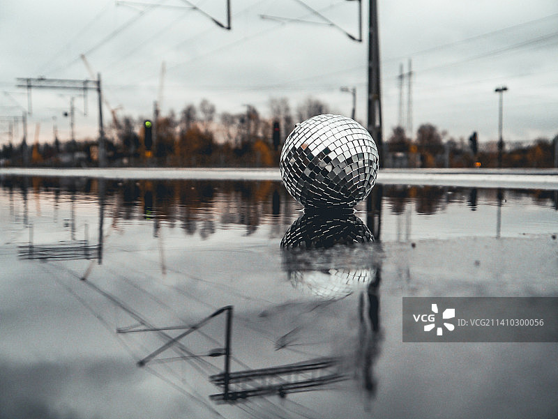 火车站的迪斯科球特写图片素材