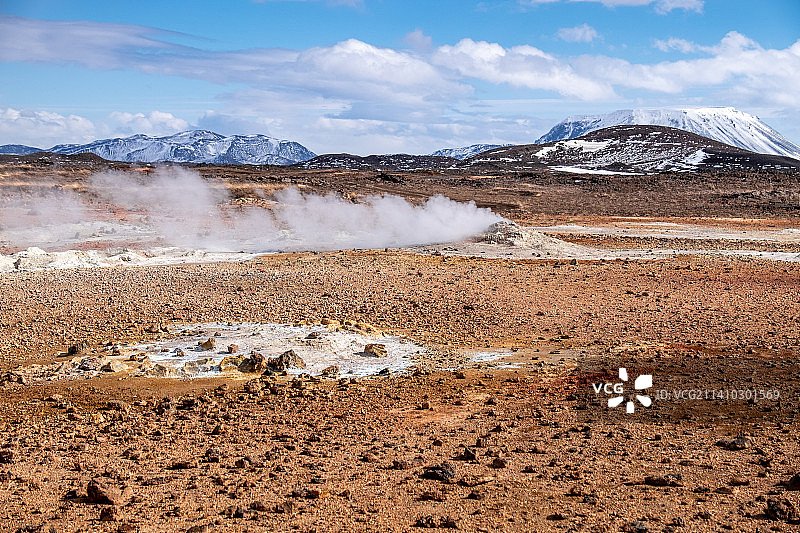 多云天空下的温泉美景图片素材