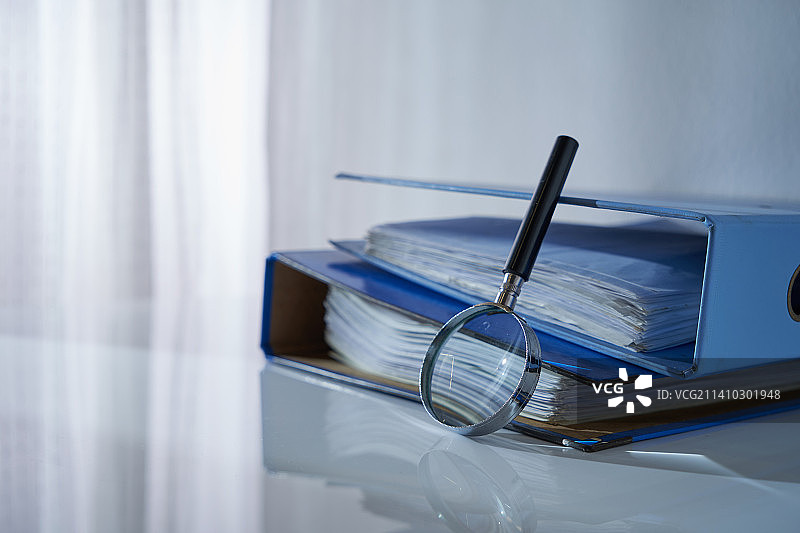 放大镜与文件堆叠，马来西亚图片素材