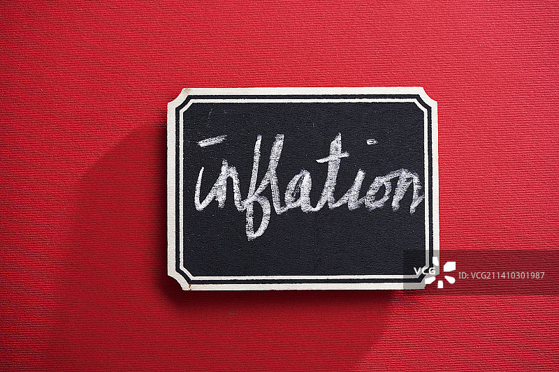 小黑板与文字膨胀对红色背景，马来西亚图片素材