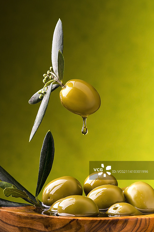 滴落橄榄油的橄榄，意大利图片素材