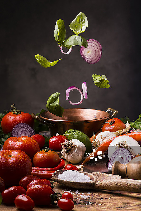 新鲜蔬菜配罗勒和洋葱，意大利图片素材