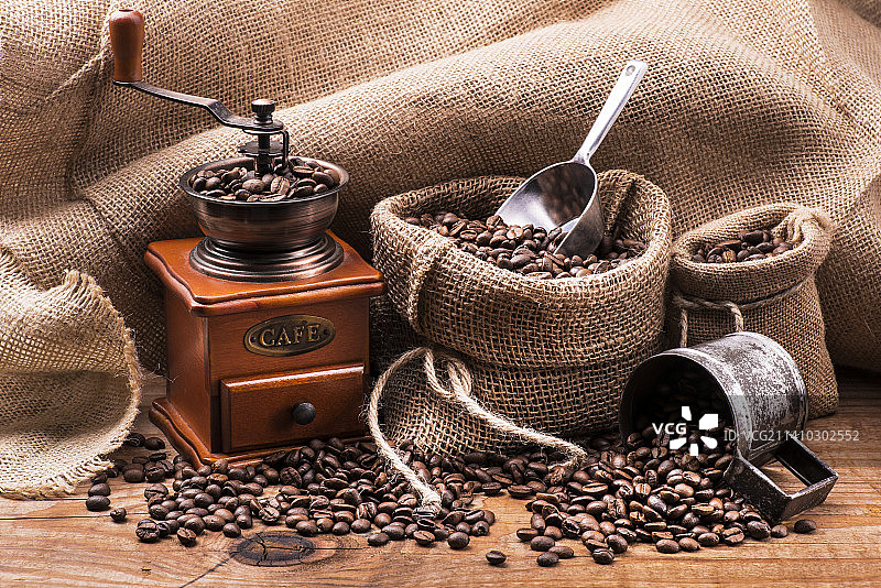 高角度视图：意大利桌上的咖啡豆图片素材