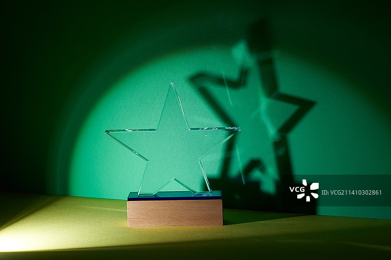 绿色和黄色背景下的水晶奖杯，马来西亚图片素材