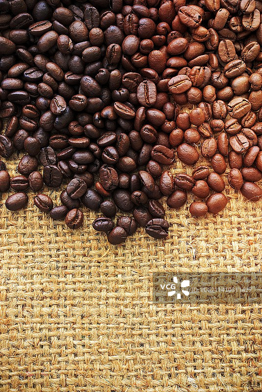 浅色粗麻布背景上的咖啡豆图片素材