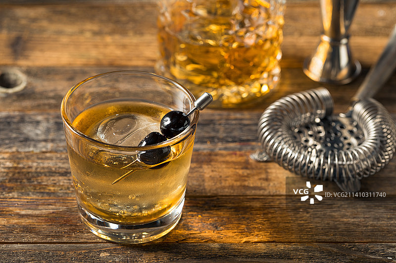 含酒精的波旁古典鸡尾酒配马拉斯奇诺樱桃，美国图片素材