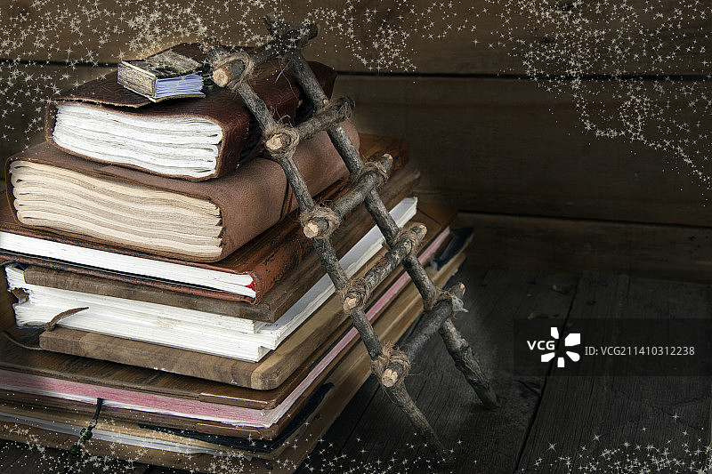 英国桌子上的书本高角度视图图片素材