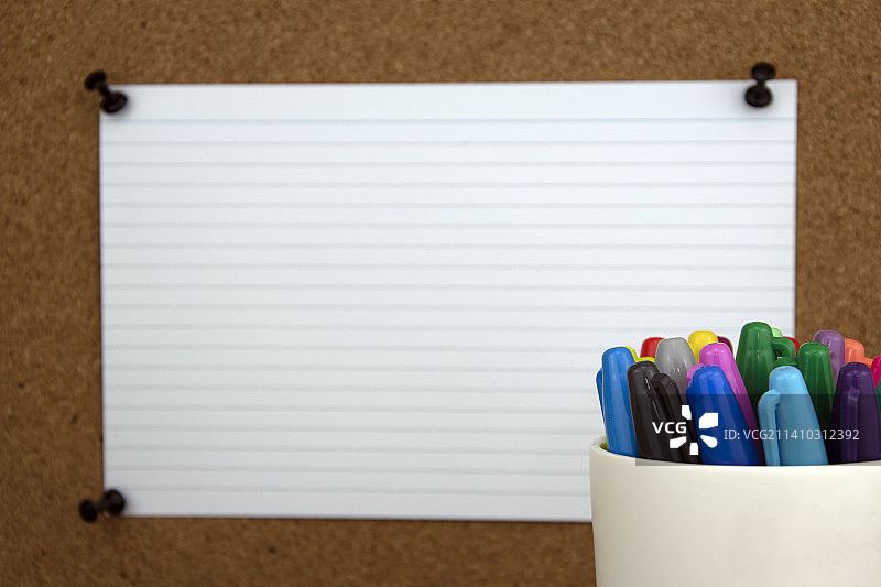 彩色笔，背景为软木板和抽认卡，英国图片素材