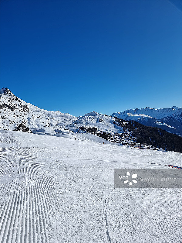 贝特默阿尔卑雪山蓝天风光，瑞士图片素材